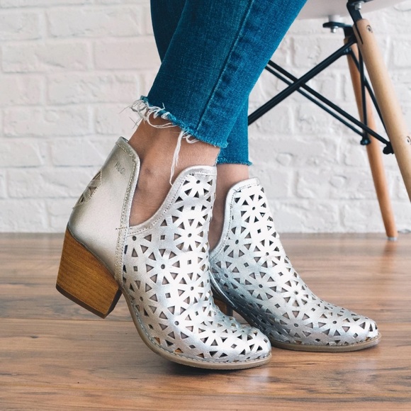🆕Musse & Cloud Silver Leather Cutout Booties Sz 6 - Picture 2 of 13
